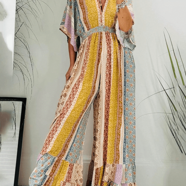 Chic Women's Jumpsuit – Trendy and Contemporary One-Piece Ensemble